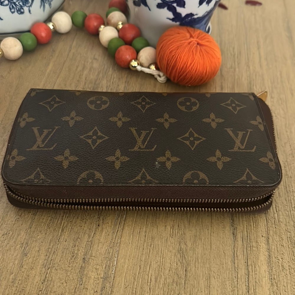 Authentic pre loved . Really good condition